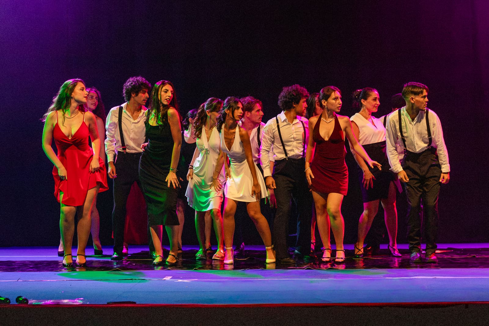 La compagnia di Talenti Stravaganti in fila sul palco, in abiti da sera