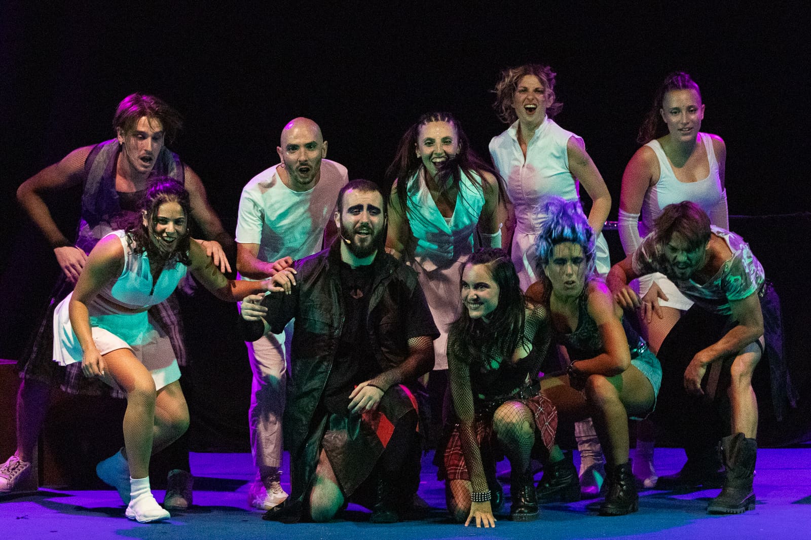Il cast del musical AI Want It All in posa sul palcoscenico