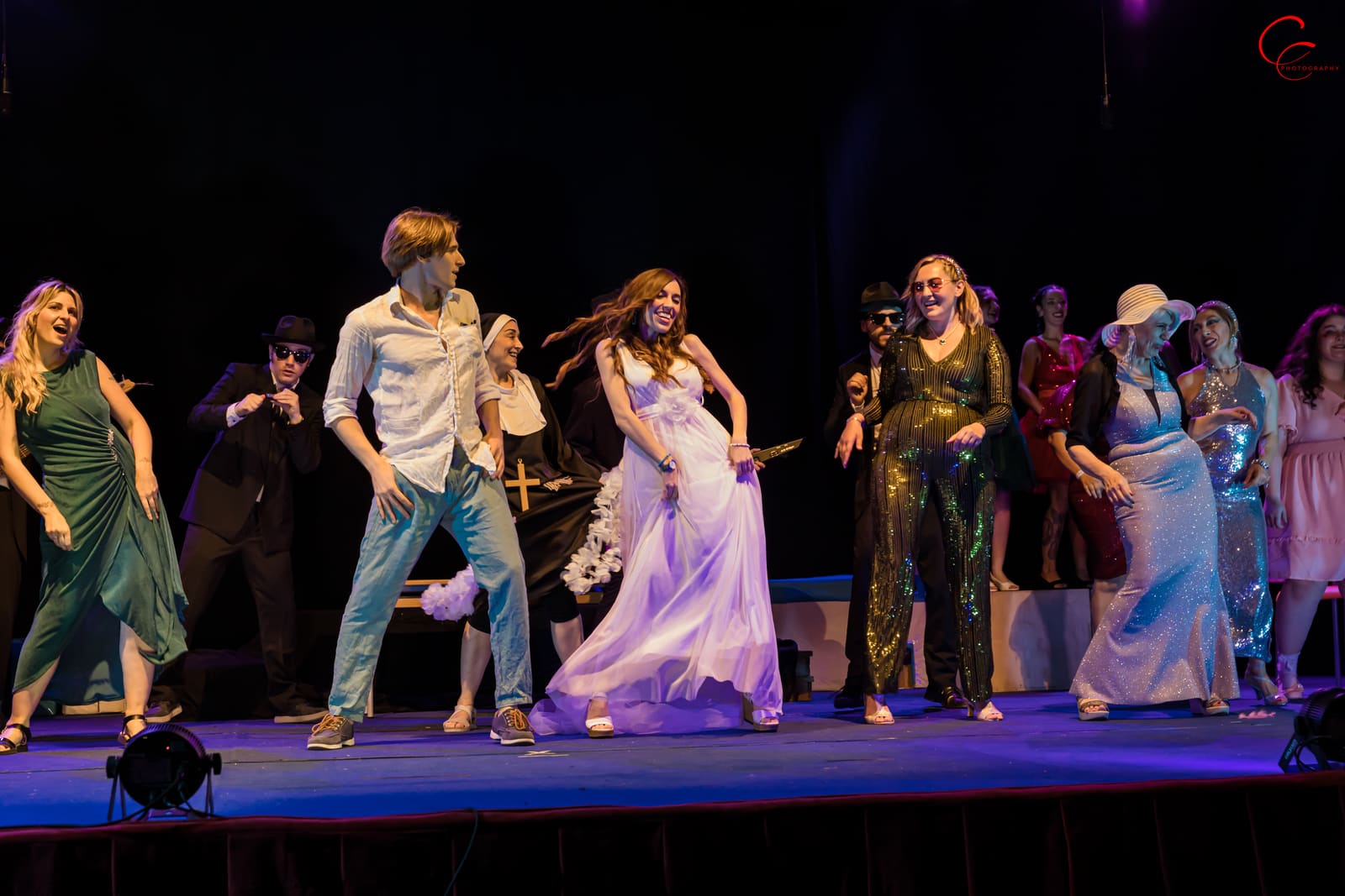 Il finale di Mamma Mia con la compagnia in abiti di scena