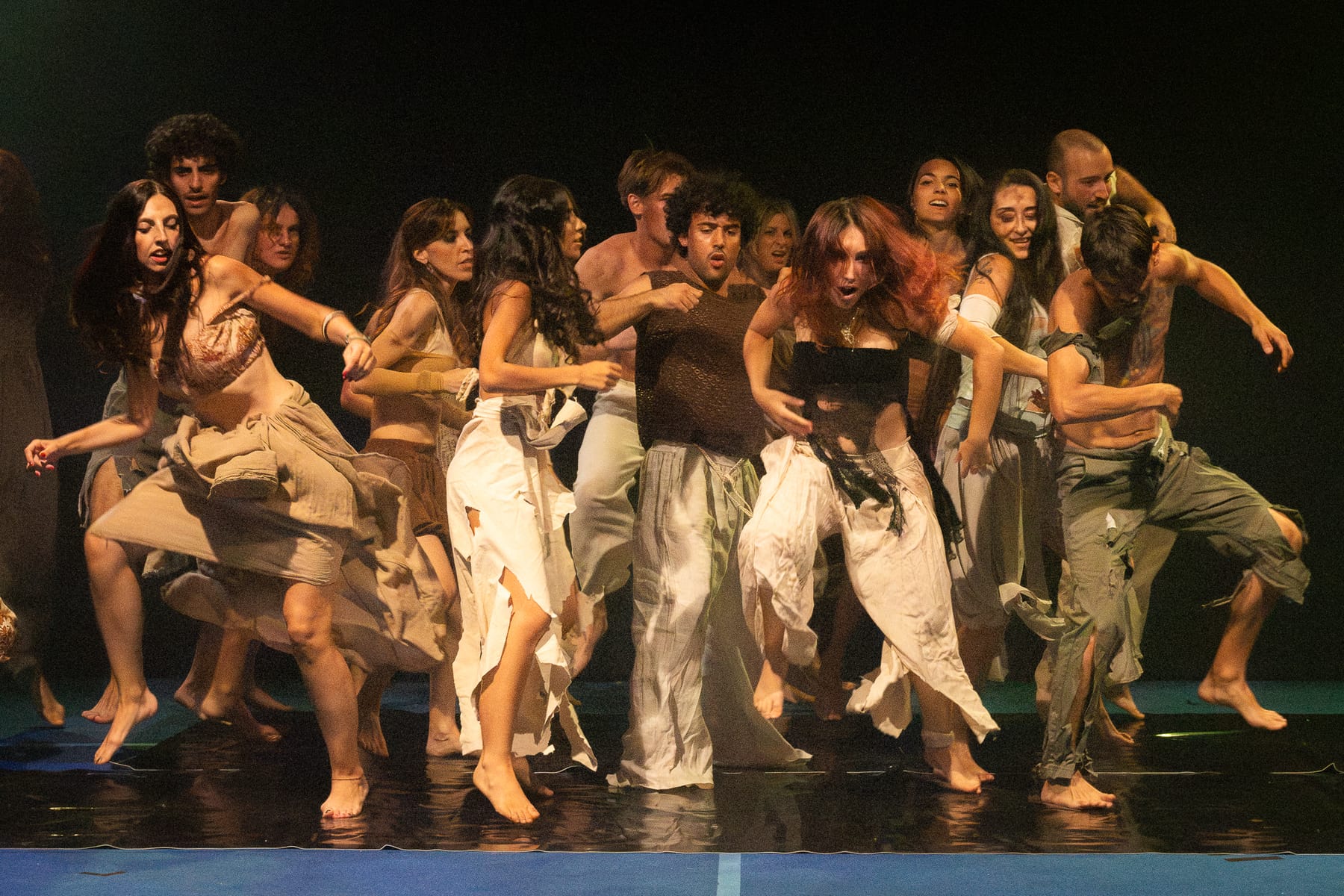Invisibile: l'onda che attraversa la scena