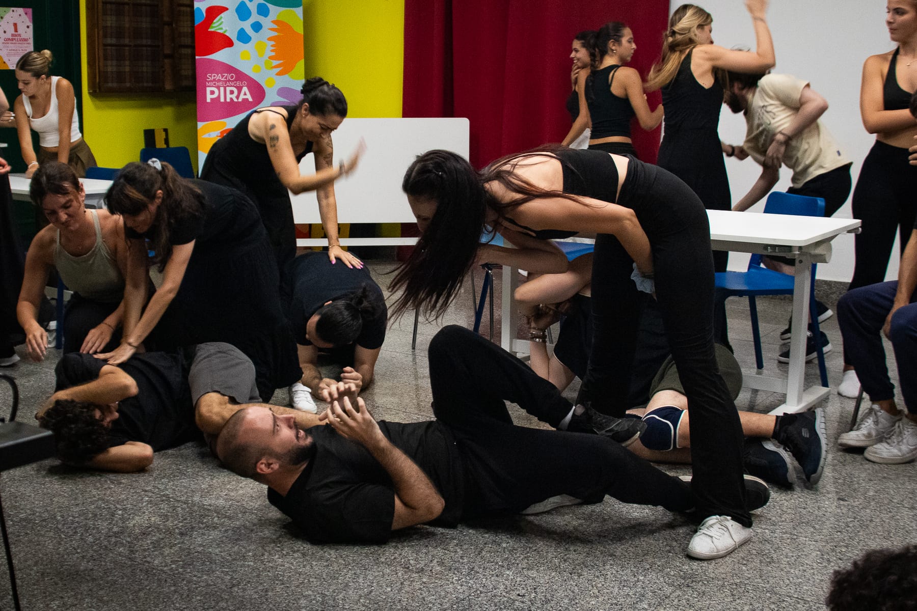 Le prove di Talenti Stravaganti: ci si butta a terra e si prova