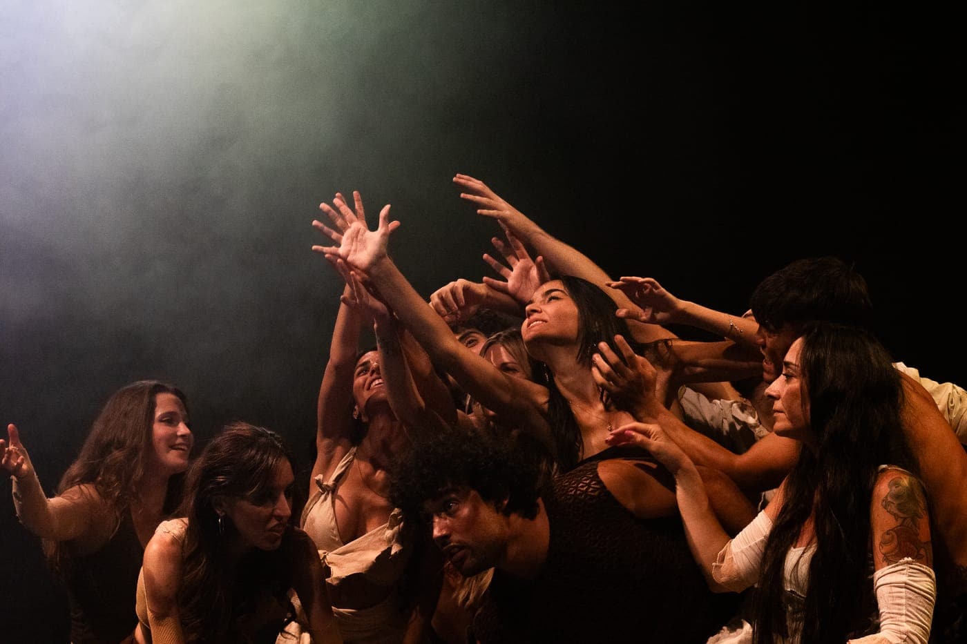 Teatro corporeo: interpreti con le mani tese verso l'alto