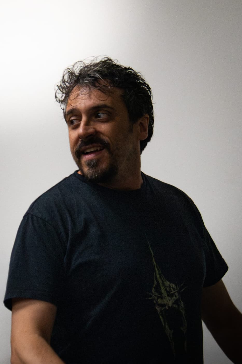 Fabrizio Congia, insegnante di teatro e voce a Cagliari: l'ironia con cui insegna