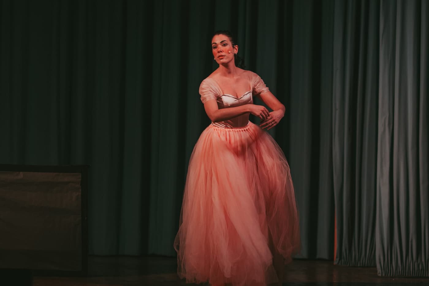 Roberta Gaviano in scena con un abito rosa